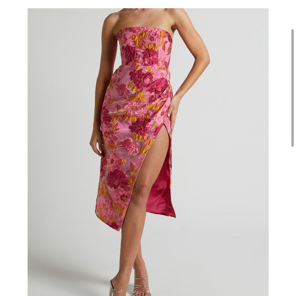 NWT Showpo dress never worn size 6